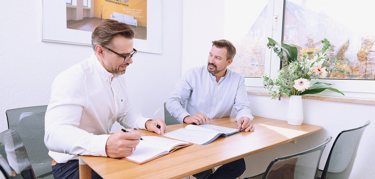 Beratungsgespräch am Tisch mit Unterlagen