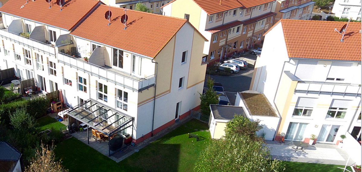 Luftaufnahme einer Wohnanlage mit Gärten
