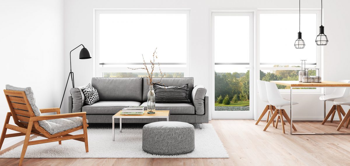 Helles Wohnzimmer mit großen Fenstern