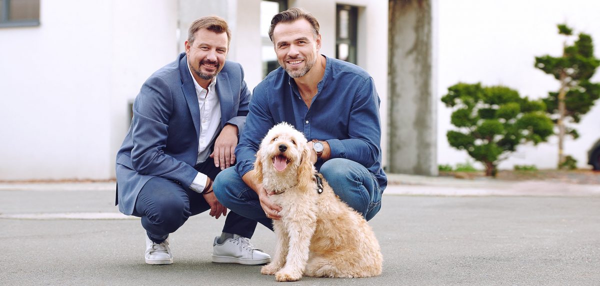 Immobilienmakler Neuendettelsau: Bernd Barthmus und Markus Zachmann mit Bürohündin Milli