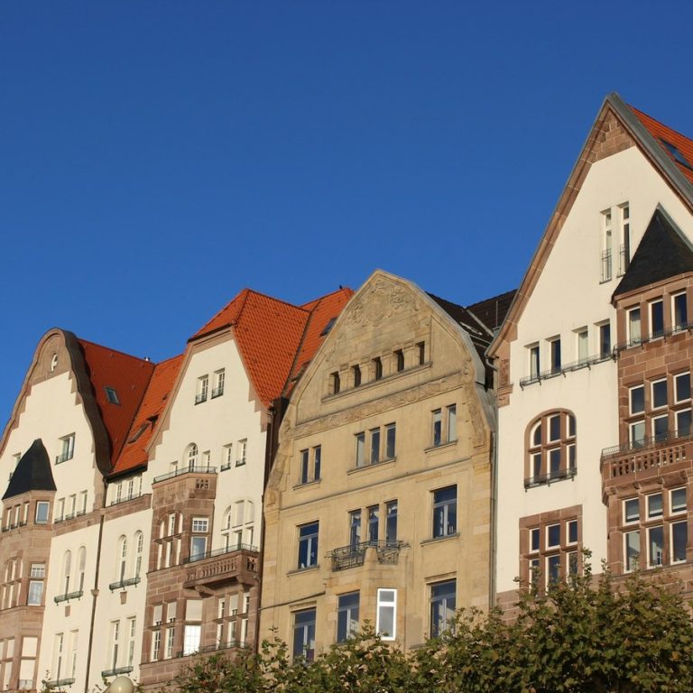 Bester Immobilienmakler Herzogenaurach: Reihe historischer Stadthäuser mit Giebeln