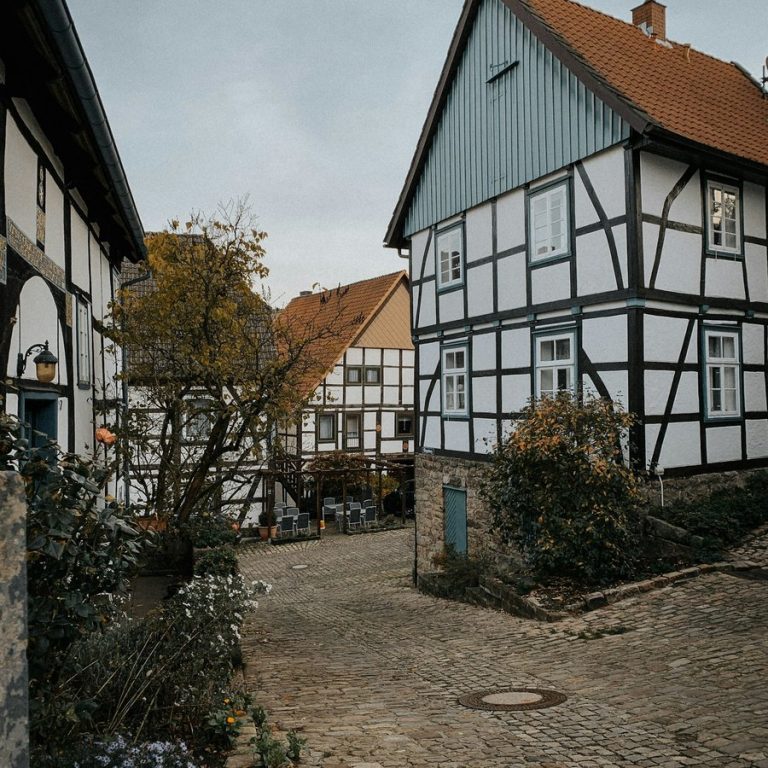 Bester Immobilienmakler Roßtal: Fachwerkhaus an einer gepflasterten Dorfstraße
