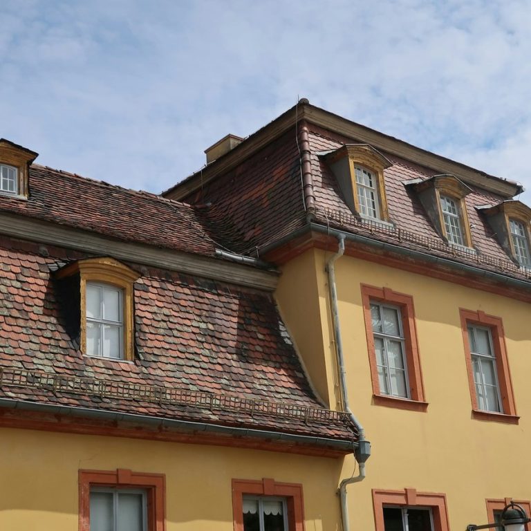 Denkmalgeschützte Immobilie verkaufen in Fürth: historisches Gebäude mit Gauben