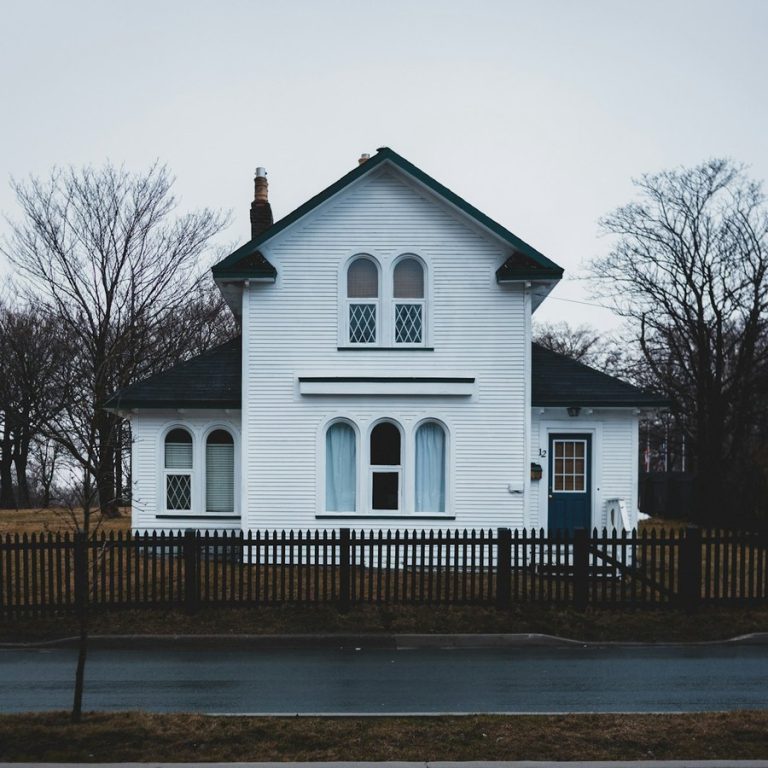 Haus verkaufen Ammerndorf: älteres Haus hinter einem Zaun