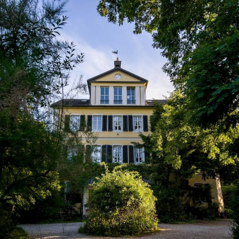 Haus verkaufen Behringersdorf: Wohnhaus hinter Bäumen am Stadtrand