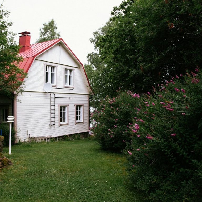 Haus verkaufen in Cadolzburg: weißes Wohnhaus mit Garten