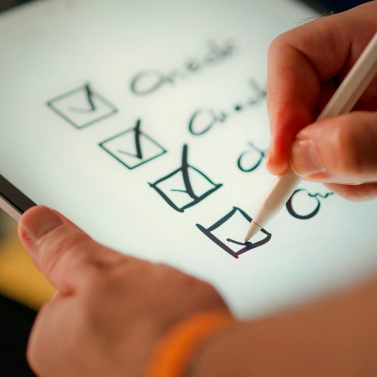 Haus verkaufen in Fürth: Checkliste auf einem Tablet