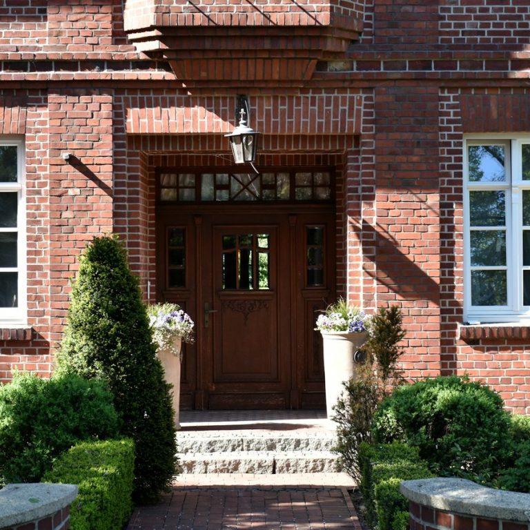 Haus verkaufen Großweismannsdorf: Hauseingang eines Backsteinhauses