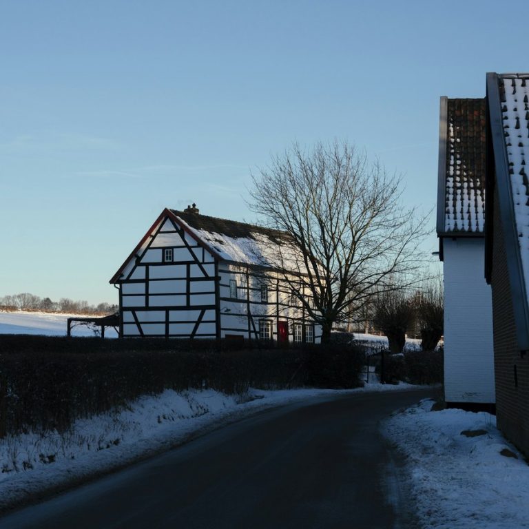 Haus verkaufen Hagenbüchach: Haus im Winter an einer Dorfstraße
