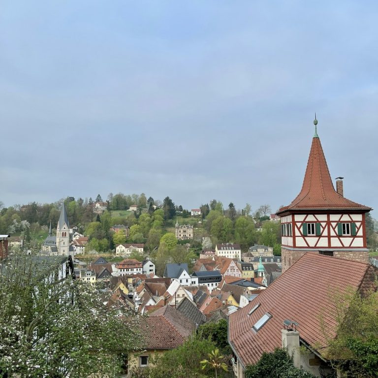 Haus verkaufen Herzogenaurach: Kleinstadt mit Fachwerkturm und Wohnhäusern