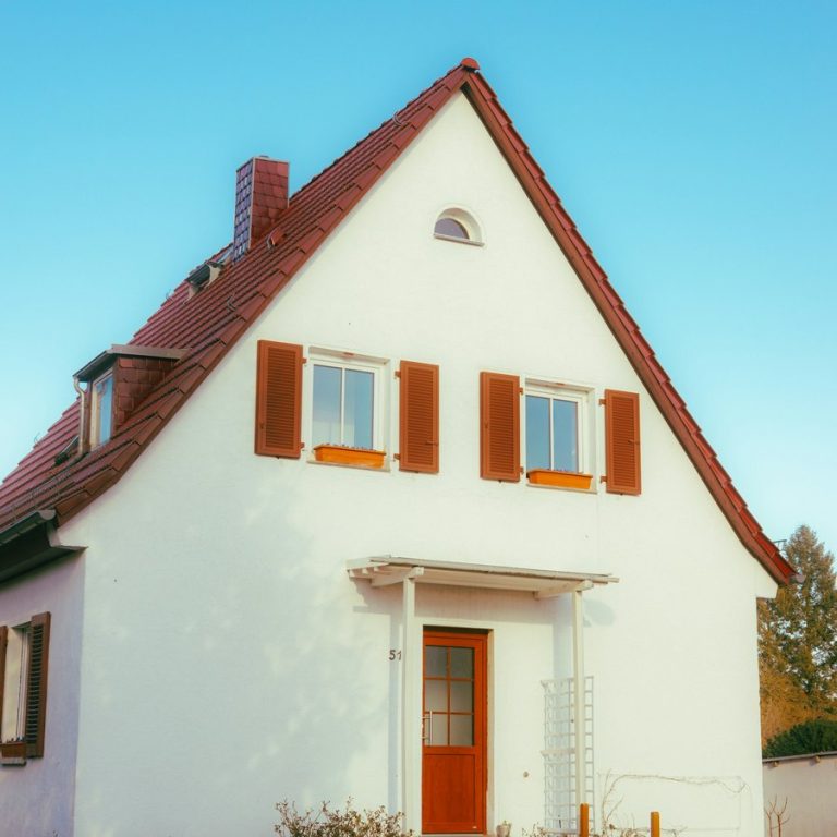 Haus verkaufen Puschendorf: älteres Einfamilienhaus mit roten Fensterläden