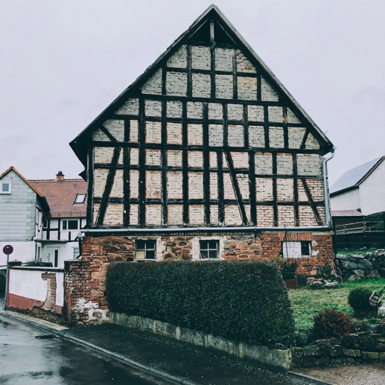 Haus verkaufen Roßtal: Fachwerkhaus mit Sandsteinsockel im alten Ortskern