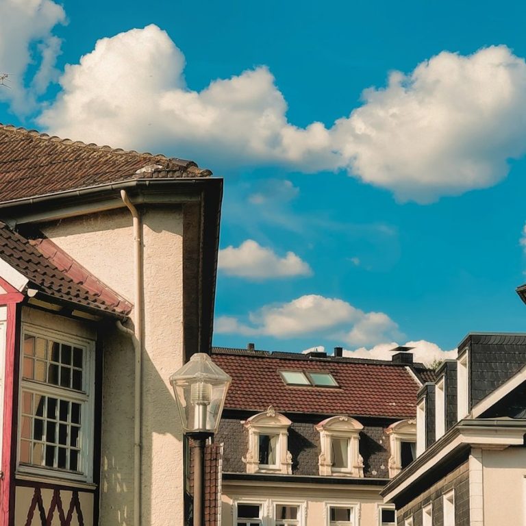 Haus verkaufen Rügland: Fachwerkhäuser unter blauem Himmel
