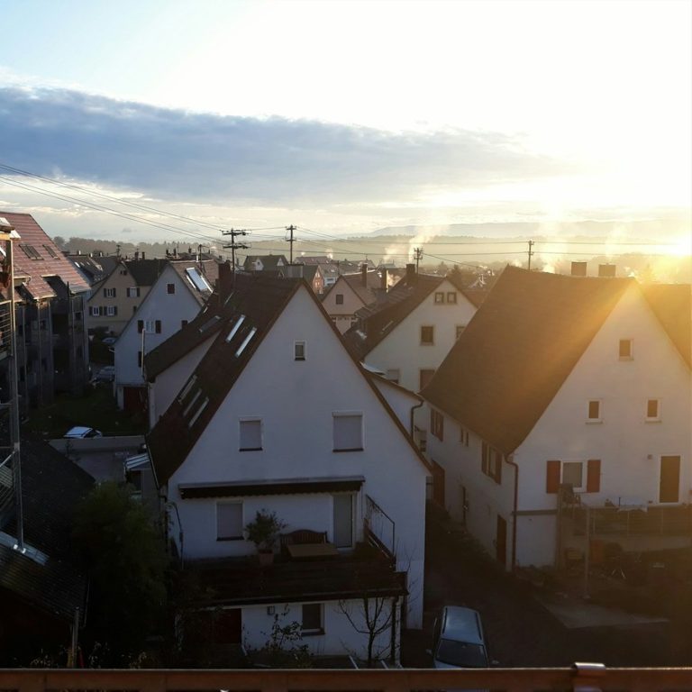 Haus verkaufen Sachsen bei Ansbach: Reihenhäuser mit Satteldächern im Abendlicht
