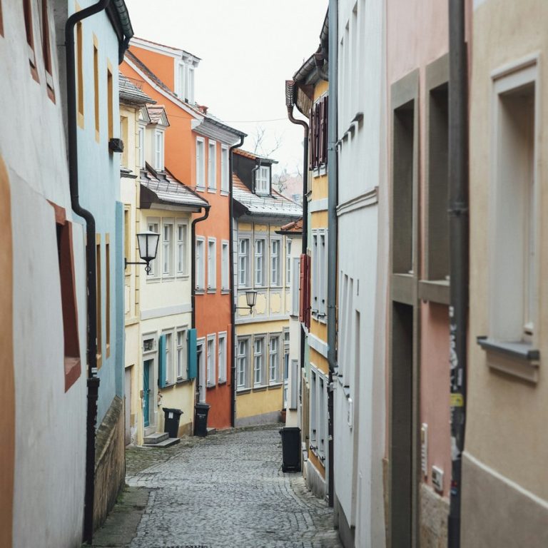 Haus verkaufen Schwabach: Altstadtgasse mit historischen Wohnhäusern