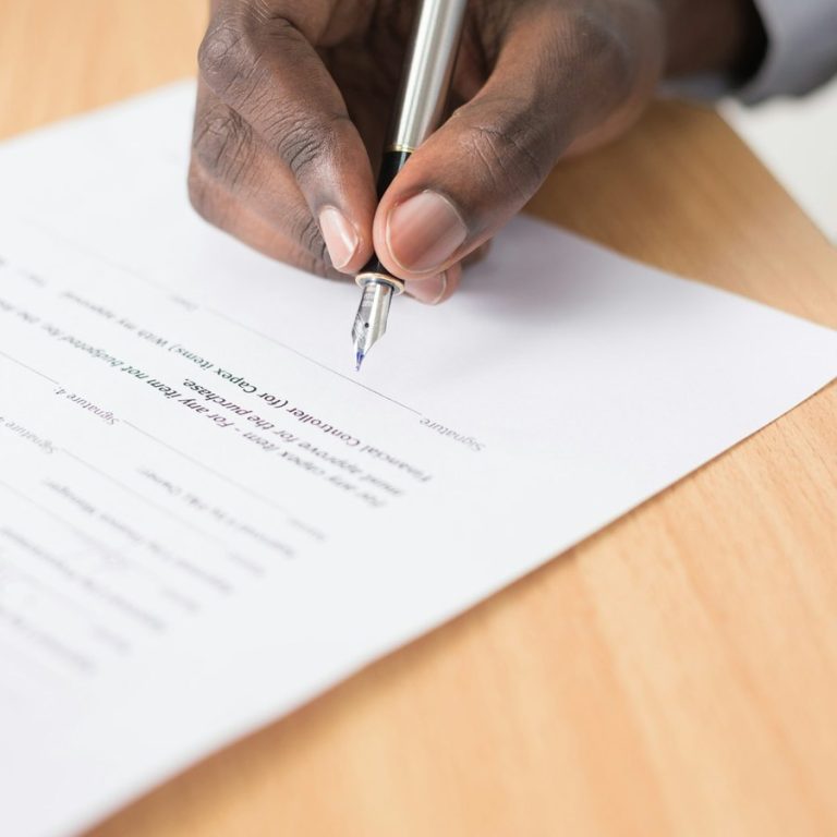Haus verkaufen in Stein: Unterschrift unter einen Vertrag