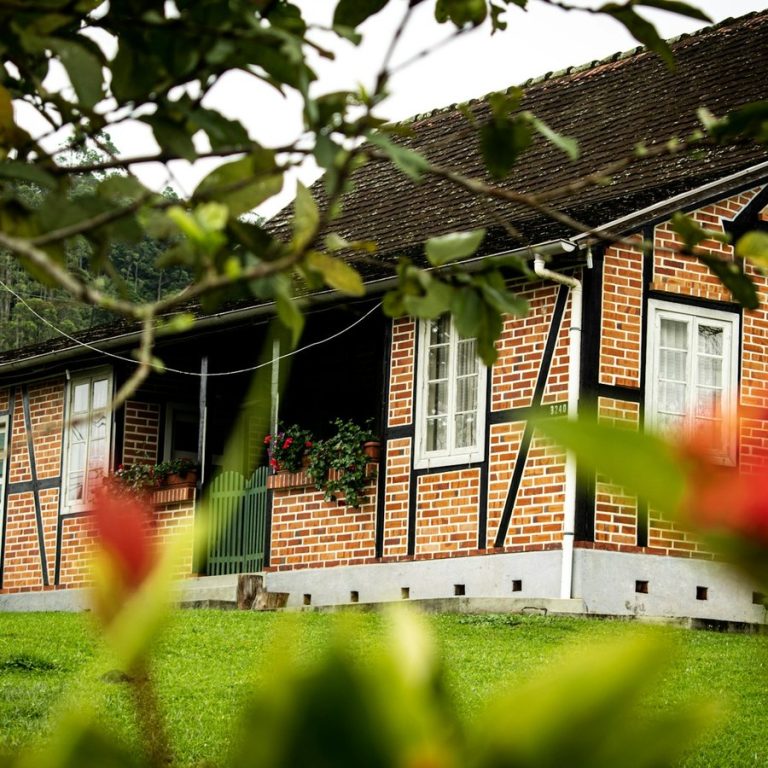 Haus verkaufen Tuchenbach: älteres Haus mit Garten und Blumen