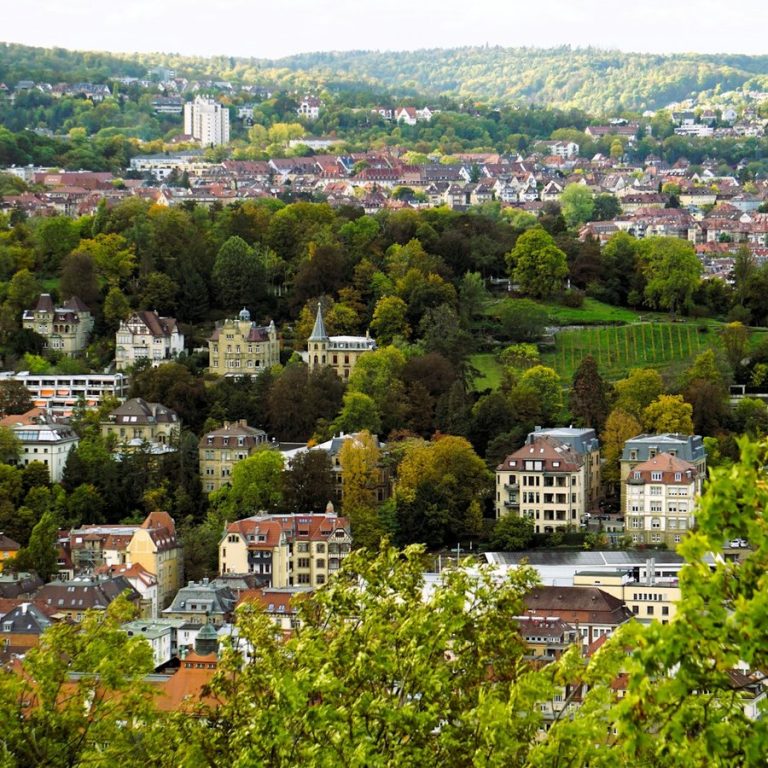 Haus verkaufen Veitsbronn: Wohngebiet mit Häusern und Gärten im Grünen