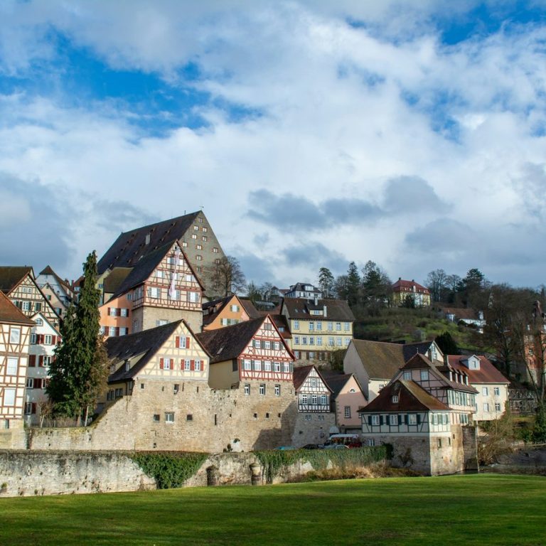 Immobilie schnell verkaufen Großweismannsdorf: Fachwerkhäuser am Hang über einer Wiese