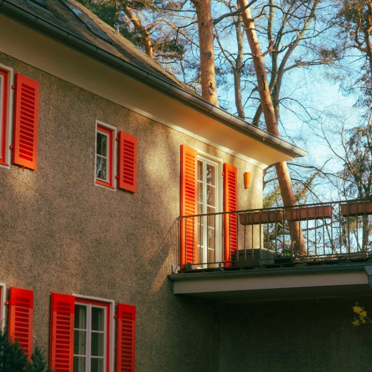 Immobilie schnell verkaufen Obermichelbach: Wohnhaus mit roten Fensterläden und Balkon