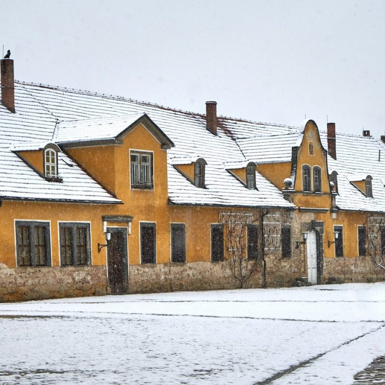 Immobilie schnell verkaufen Rügland: langgestreckter Hof im Schnee