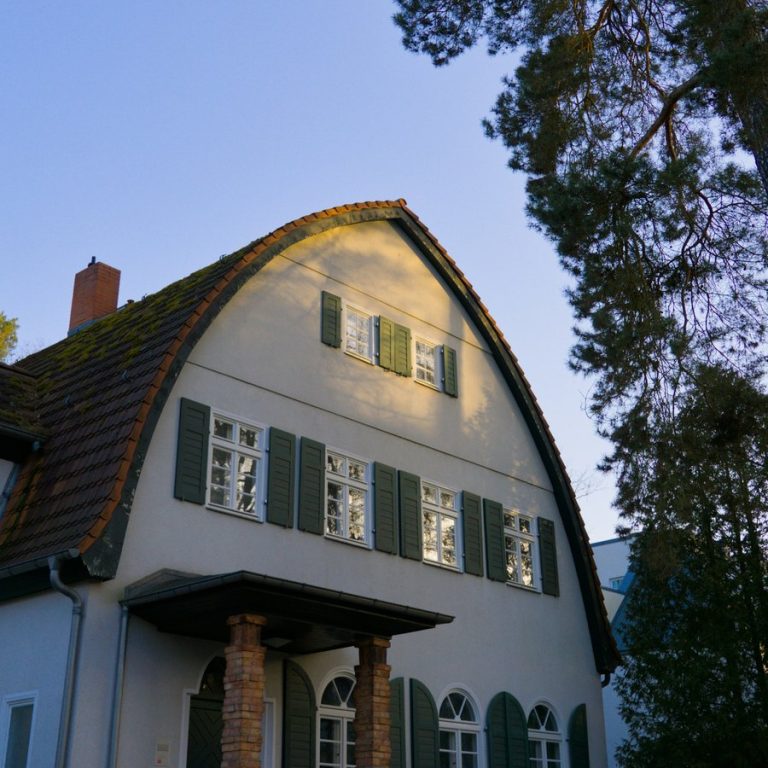 Immobilie schnell verkaufen Trautskirchen: weißes Wohnhaus mit grünen Fensterläden