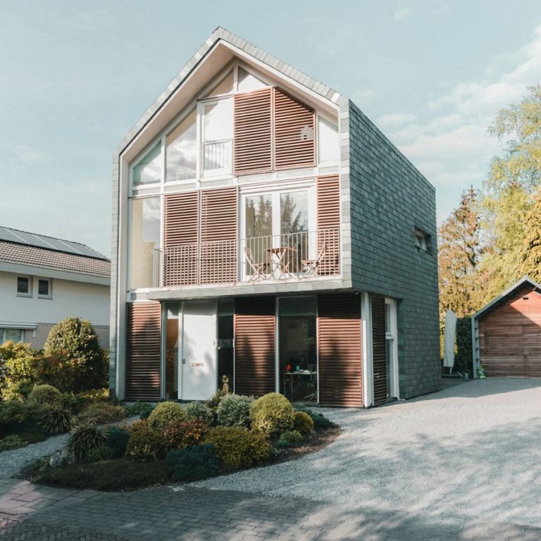 Immobilienbewertung Adelsdorf: modernes Einfamilienhaus mit Holzfassade