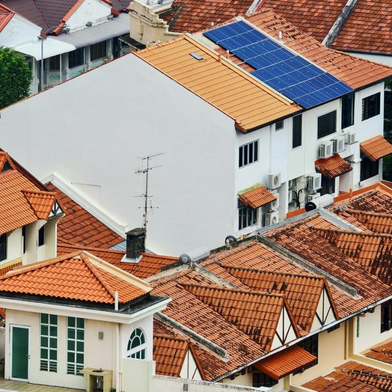 Immobilienbewertung Aurachtal: Reihenhäuser mit Ziegeldächern und Solaranlage