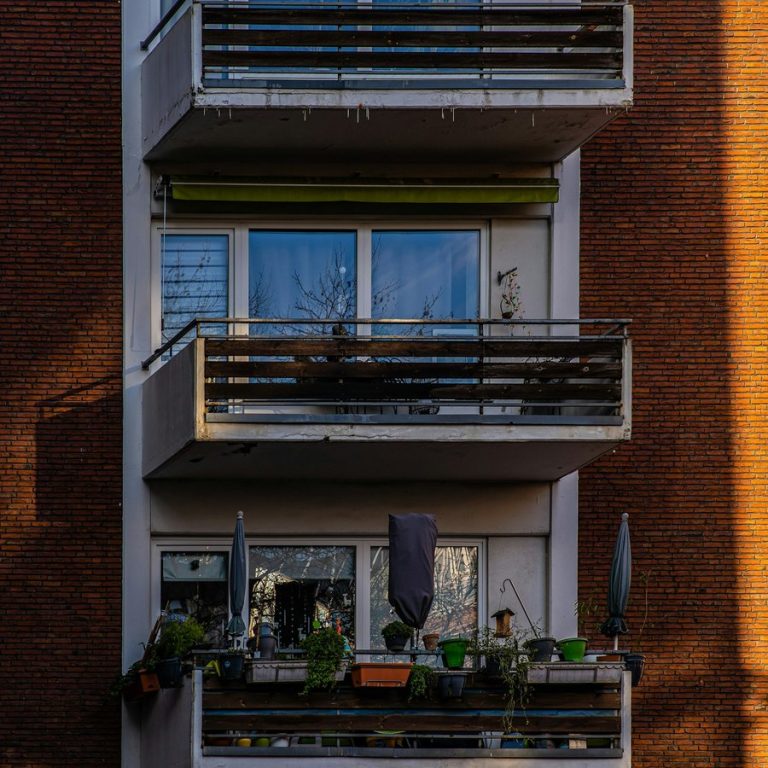 Immobilienbewertung Behringersdorf: Wohnhaus mit Balkonen und Pflanzen