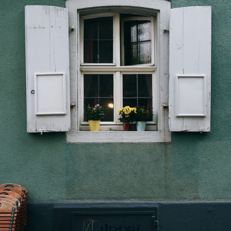 Immobilienbewertung Hagenbüchach: Fenster mit Fensterläden an einer Hausfassade