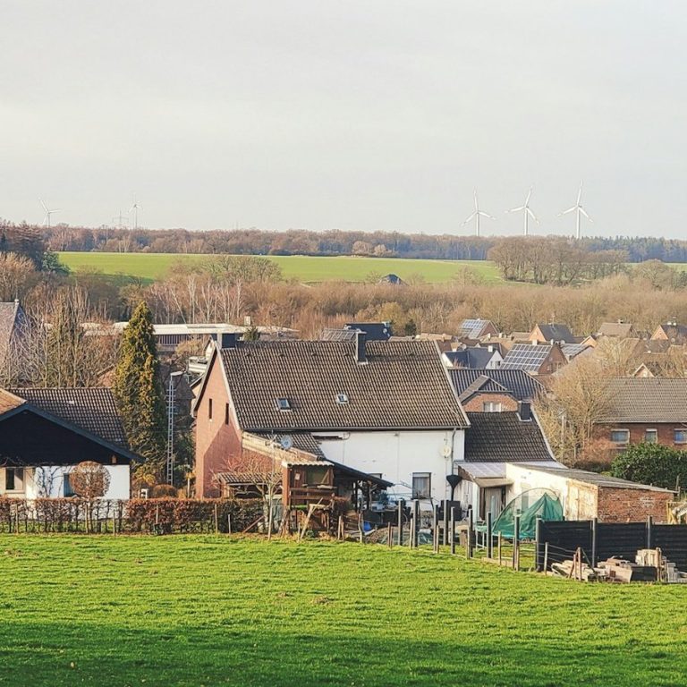 Immobilienbewertung Neuendettelsau: Ortsrand mit Häusern und Wiese