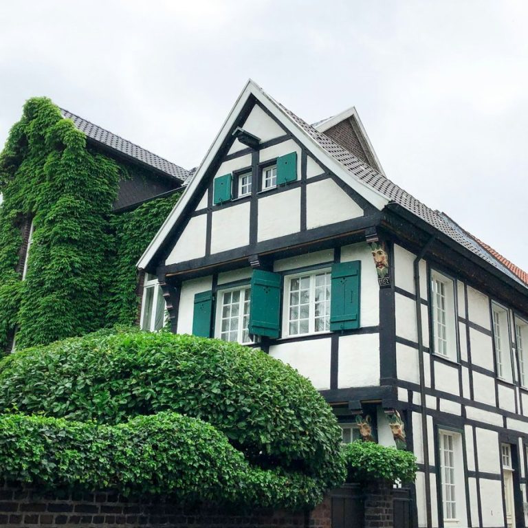 Immobilienbewertung Neuhof an der Zenn: Fachwerkhaus mit gepflegter Hecke