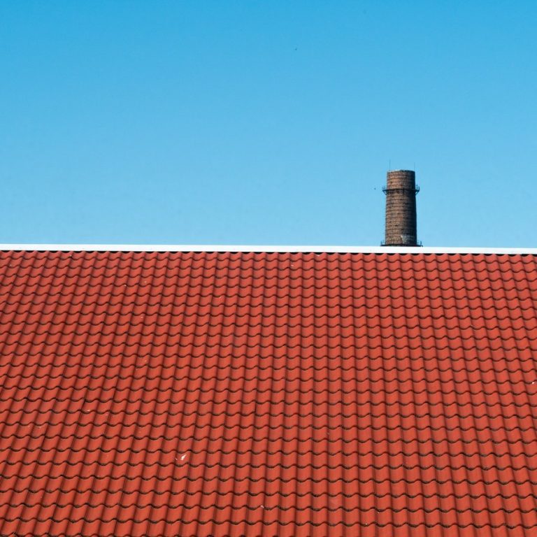 Immobilienbewertung Trautskirchen: neu eingedecktes Ziegeldach mit Schornstein