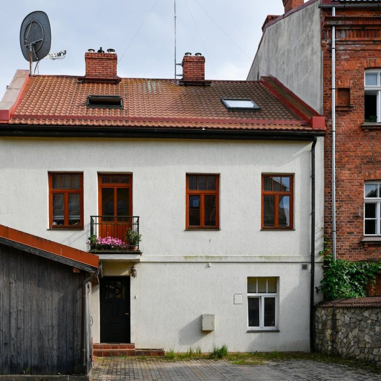 Immobilienbewertung Tuchenbach: Wohnhaus mit Satteldach und Nebengebäude