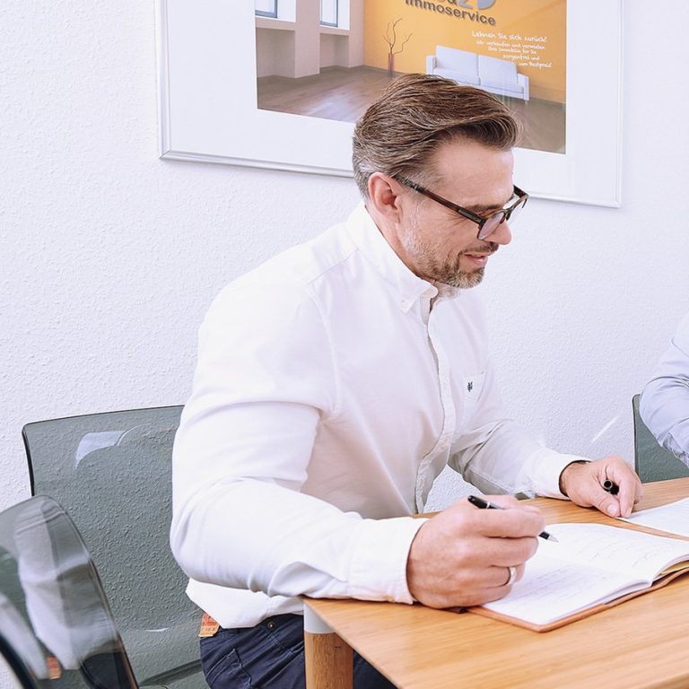 Immobilienbewertung in Zirndorf: Beratungsgespräch am Tisch