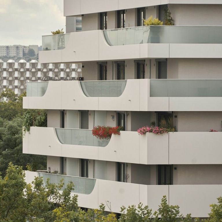Immobilienmakler Behringersdorf: Wohnhaus mit Balkonen und Pflanzen