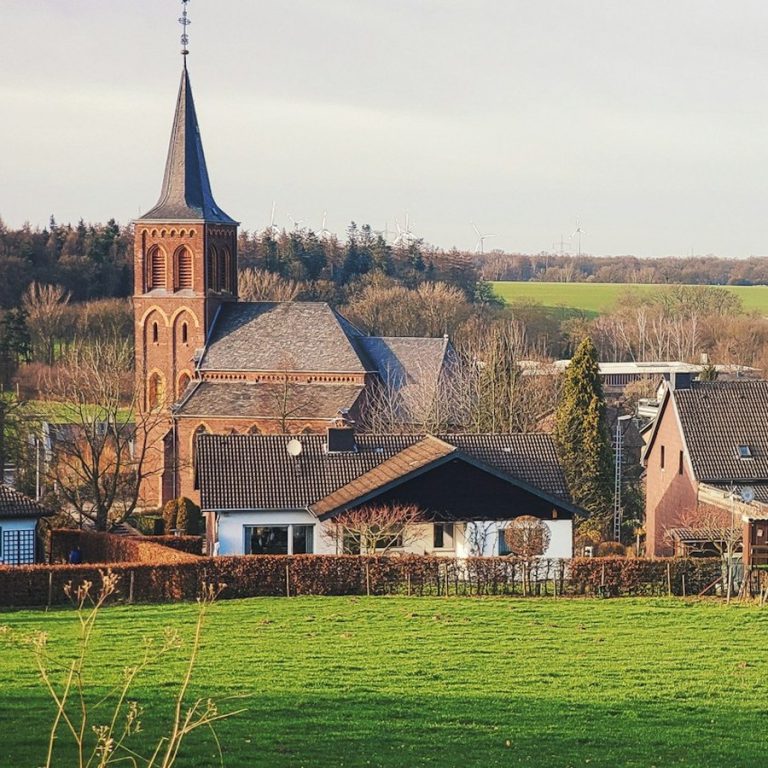Immobilienmakler Dietenhofen: Ort mit Kirche hinter einer Wiese