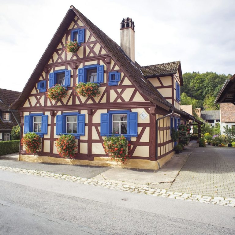 Immobilienmakler Herzogenaurach: Fachwerkhaus an einer Straße
