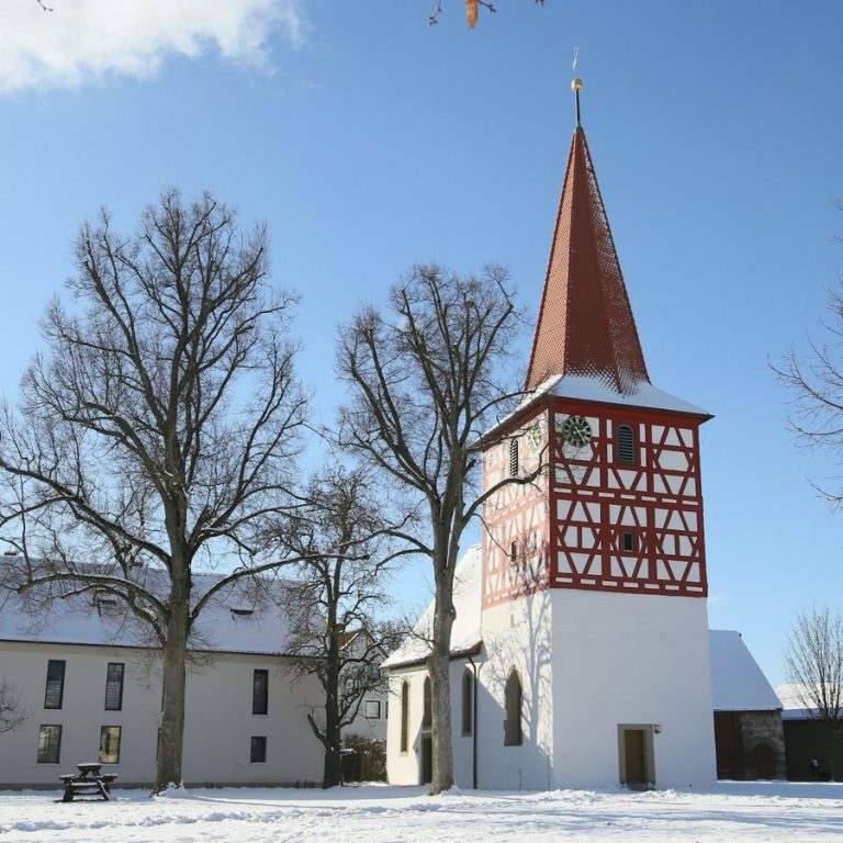 Immobilienmakler Lichtenau: Kirche mit Fachwerkturm im Winter