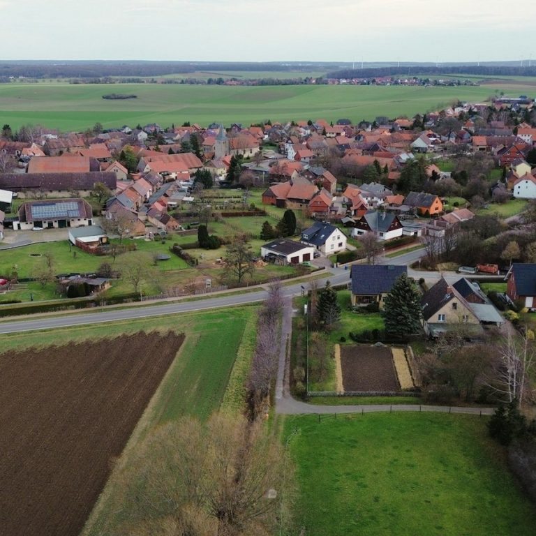 Immobilienmakler Puschendorf: kleiner Ort zwischen Feldern aus der Luft