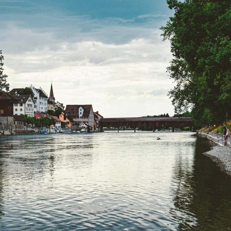 Immobilienmakler Sachsen bei Ansbach: Häuser an einem Fluss