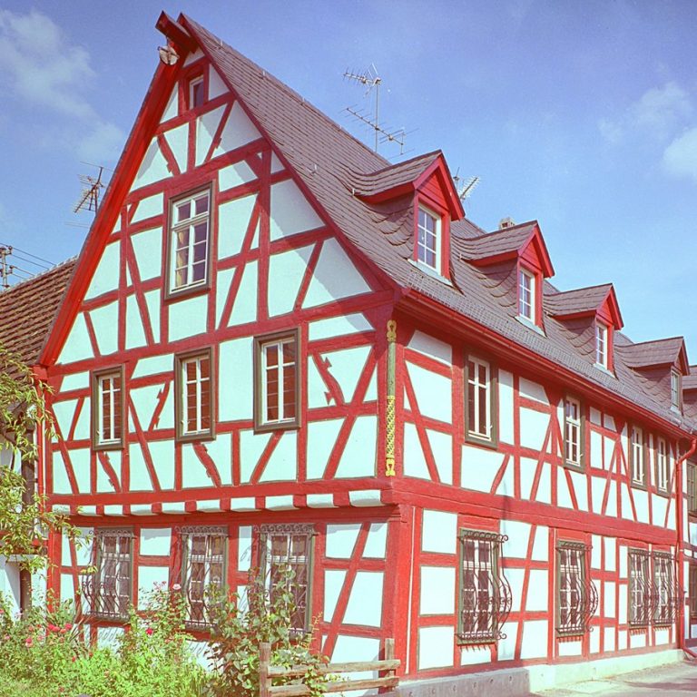 Immobilienmakler Schwabach: rot-weißes Fachwerkhaus