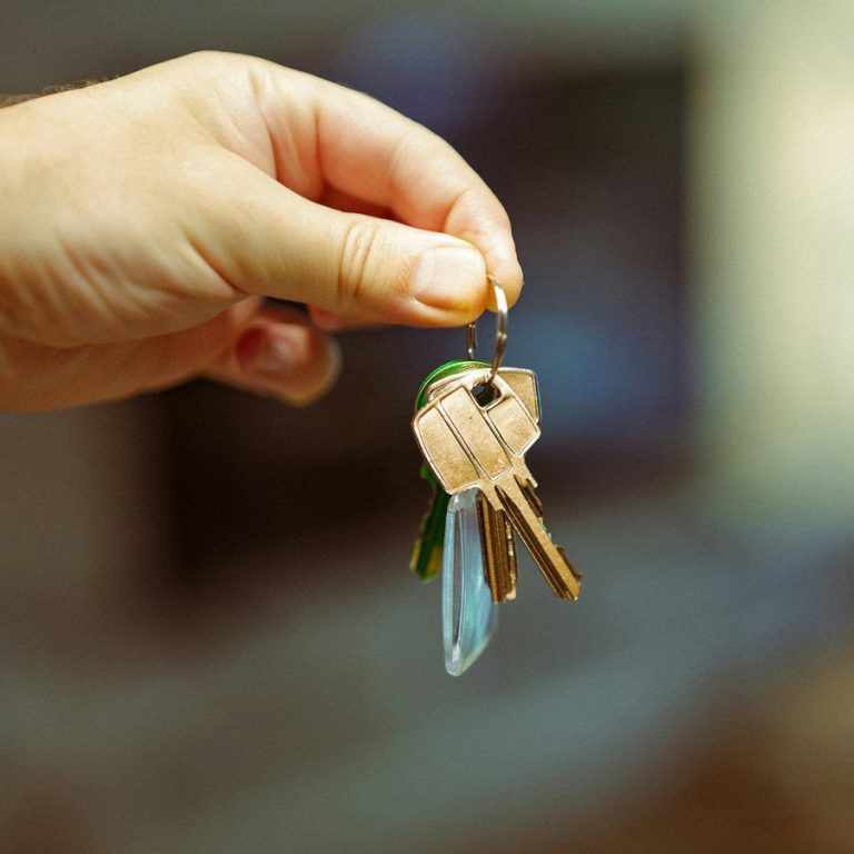 Immobilienmakler Windsbach: Hand mit Hausschlüssel