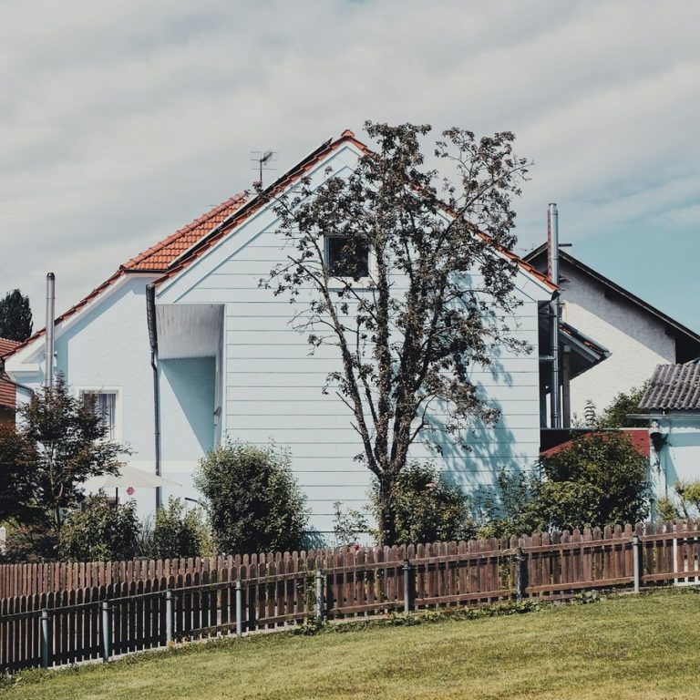 Wie viel ist mein Haus wert in Roßtal: Einfamilienhaus mit Holzzaun