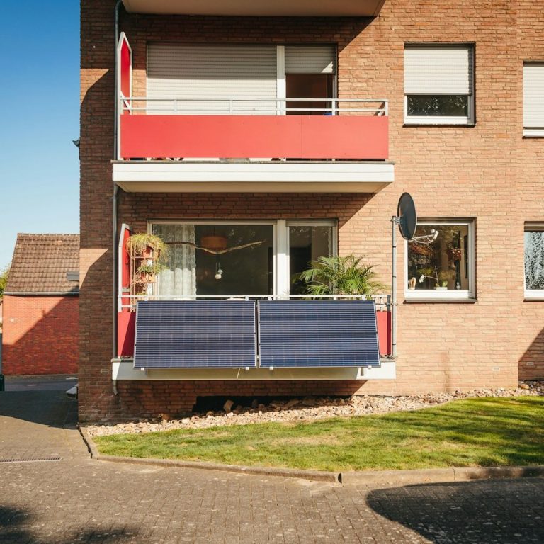 Wohnung verkaufen in Zirndorf: Wohnhaus mit Balkonen